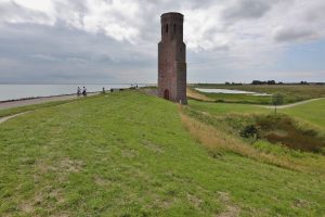 Plompe Toren van het verdronken Koudekerke op Schouwen (www.beeldbank.zeeland.nl, foto Ben Biondina).